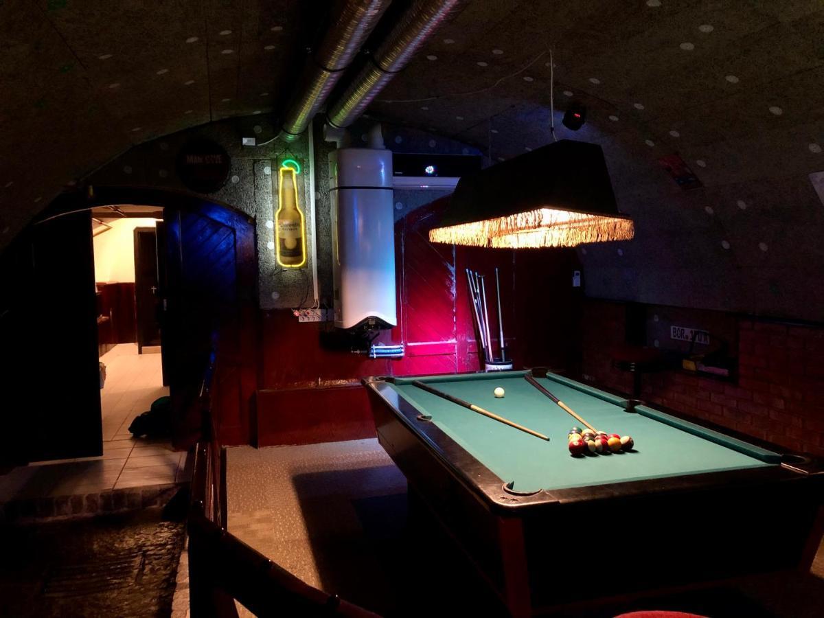Whole Basement Former Pub 5 For Stag Do بودابست المظهر الخارجي الصورة