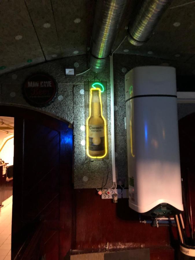 Whole Basement Former Pub 5 For Stag Do بودابست المظهر الخارجي الصورة
