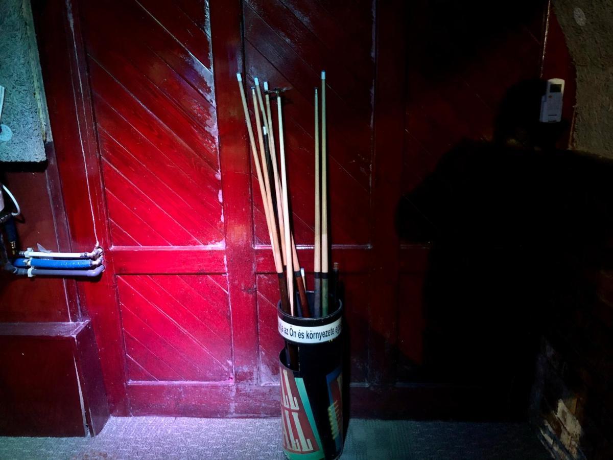 Whole Basement Former Pub 5 For Stag Do بودابست المظهر الخارجي الصورة
