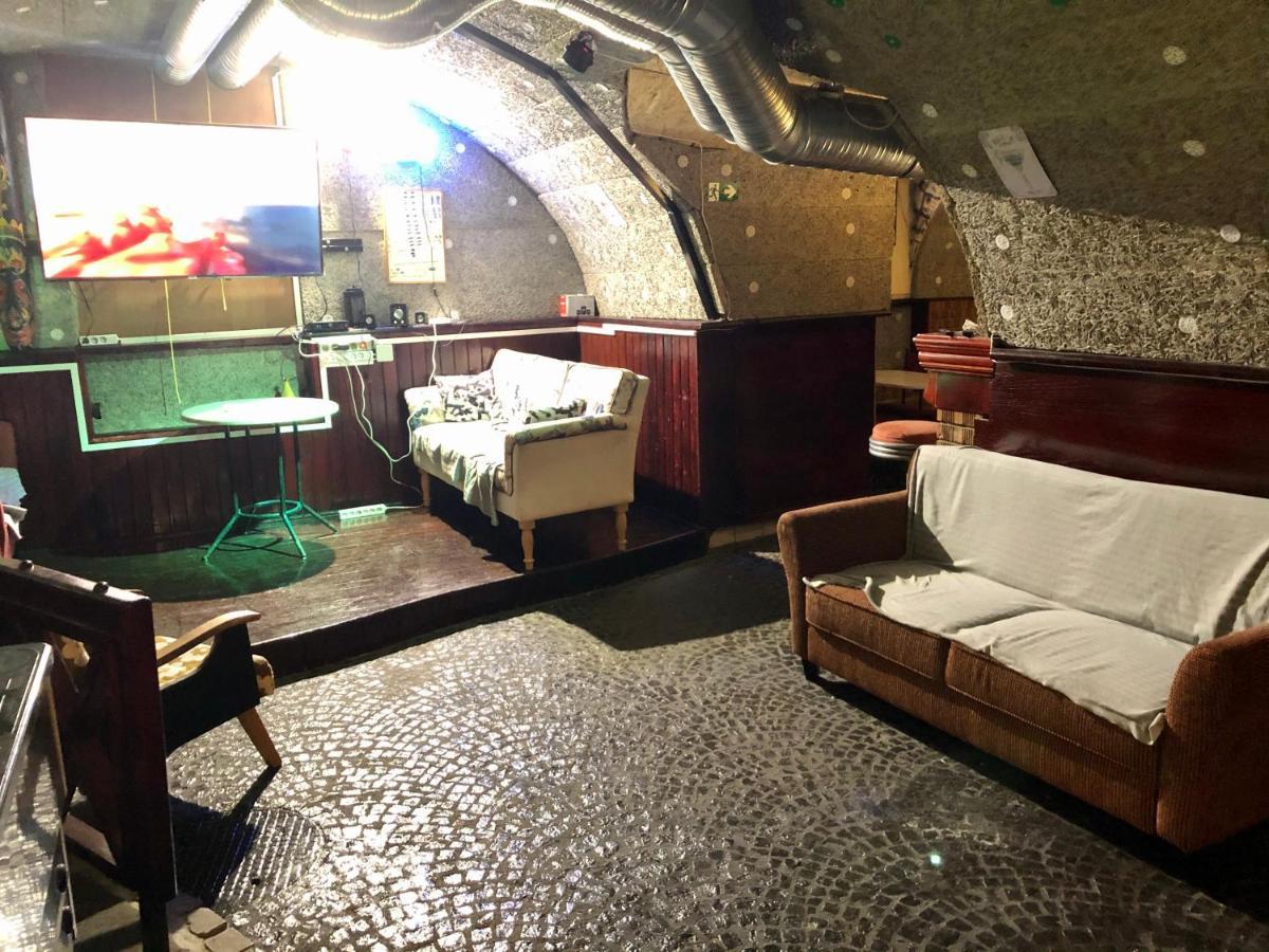 Whole Basement Former Pub 5 For Stag Do بودابست المظهر الخارجي الصورة