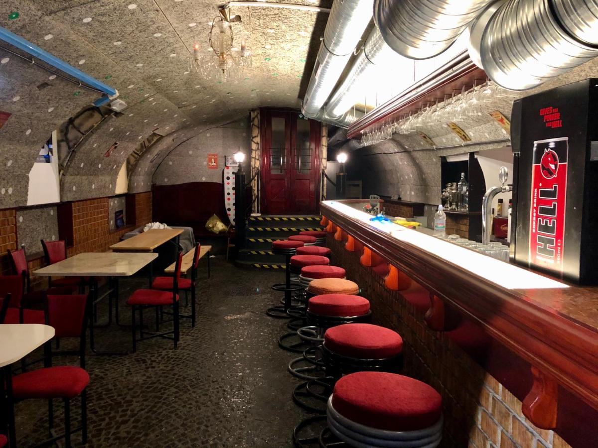 Whole Basement Former Pub 5 For Stag Do بودابست المظهر الخارجي الصورة