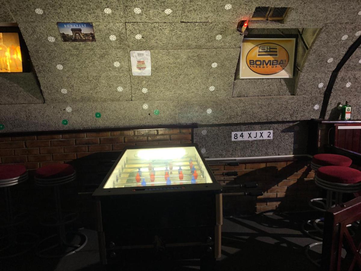 Whole Basement Former Pub 5 For Stag Do بودابست المظهر الخارجي الصورة