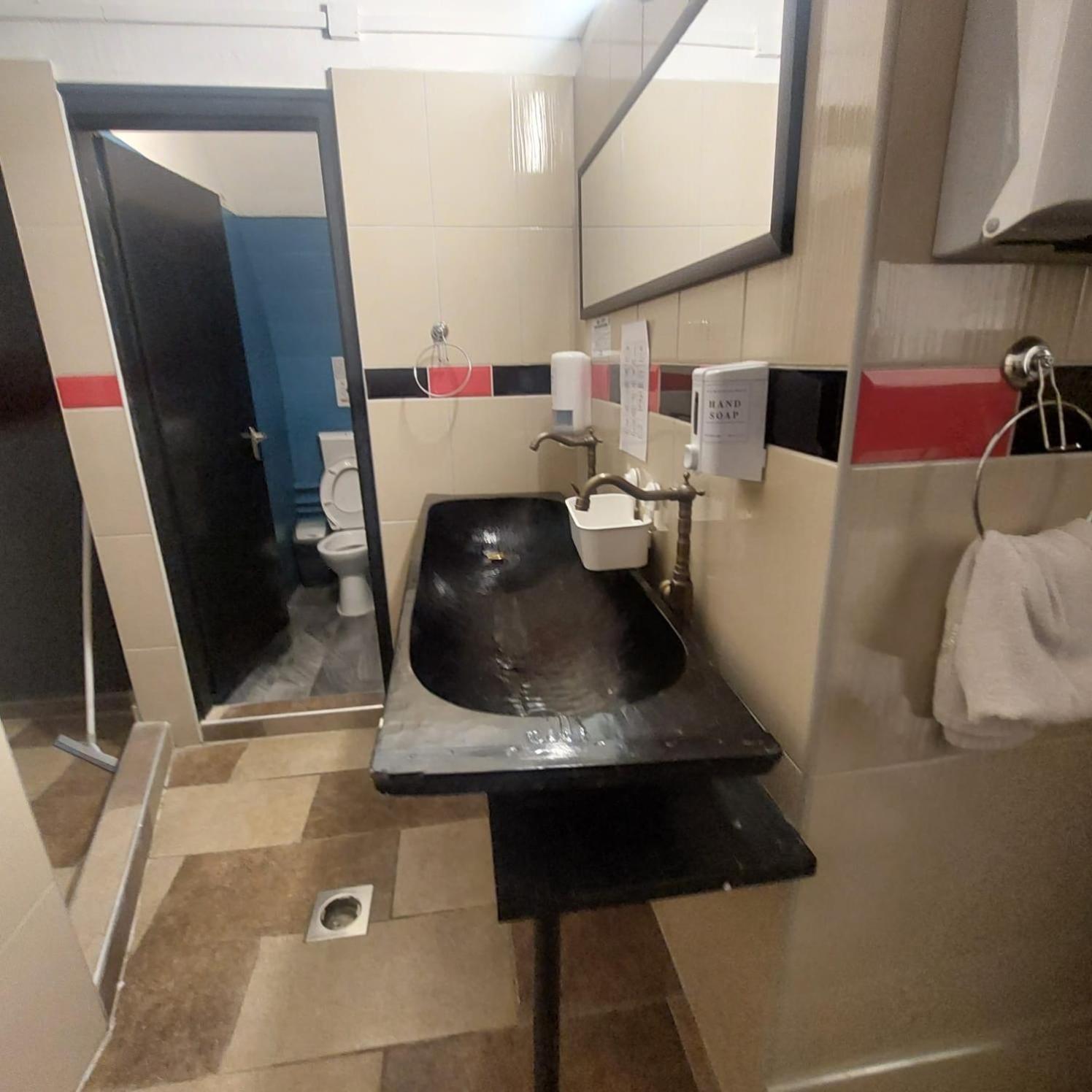 Whole Basement Former Pub 5 For Stag Do بودابست المظهر الخارجي الصورة